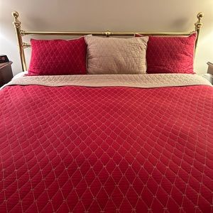 Laura Ashley king 2 color reversible quilt